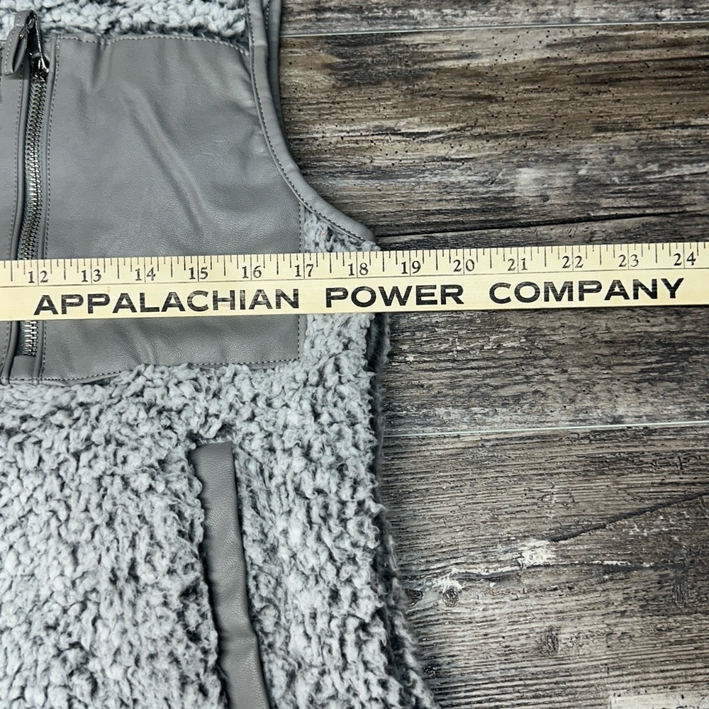 Abercrombie & Fitch Vest - Sherpa Fleece Faux Leather Trim - Small - GUC - Picture 5 of 9